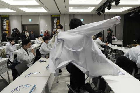 A meeting of medical interns at the Korea Medical Association building in Seoul, Tuesday, February 20, 2024. AHN YOUNG-JOON / AP Một cuộc họp của các thực tập sinh y khoa tại trụ sở Hiệp hội Y khoa Hàn Quốc ở Seoul hôm 20-2-2024 - Ảnh: AHN YOUNG-JOON / AP