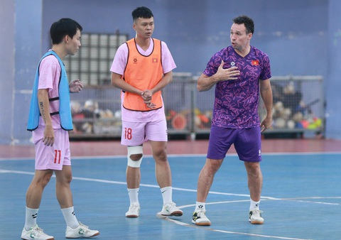 Tiền đạo chủ lực tuyển futsal Việt Nam phải tập riêng trong ngày đầu tập luyện- Ảnh 2. HLV Giustozzi Diego (phải) chỉ đạo các cầu thủ - Ảnh: AN TÔ