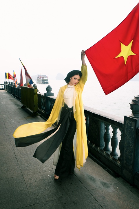 Bảo Hà duyên dáng hóa nàng thơ Bắc Bộ- Ảnh 2. Trong thiết kế đầu tiên, Bảo Hà lựa chọn trang phục là áo yếm trắng cùng trang phục áo dài tone xanh cốm. Mẫu nhí đã phá cách khi sử dụng áo dài như chiếc áo khoác ngoài và kết hợp với những phụ kiện đậm chất người con gái Bắc bộ như kiềng bạc, khăn mỏ quạ…