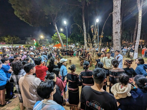 Dừng biểu diễn cồng chiêng vì chưa có tiền, tỉnh nói ngân sách đảm bảo, yêu cầu báo cáo- Ảnh 1. Chương trình biểu diễn cồng chiêng cuối tuần luôn thu hút nhiều du khách - Ảnh: Q.T