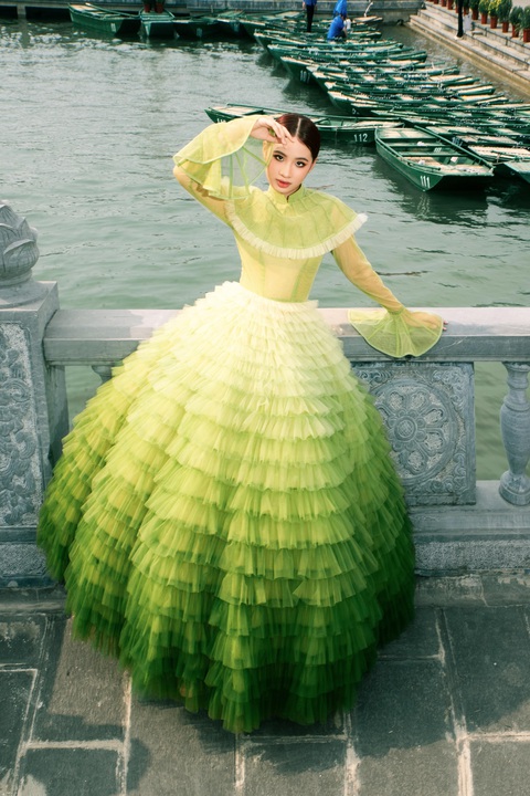 Bảo Hà duyên dáng hóa nàng thơ Bắc Bộ- Ảnh 6. Mẫu nhí Bảo Hà tựa một nàng tiên sen với thần thái tươi tắn, rạng rỡ cùng những kiểu pose nhẹ nhàng, đơn giản nhưng lại đầy thu hút và phù hợp với khung cảnh nên thơ của Tam Chúc Hà Nam.