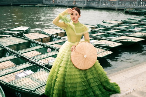 Bảo Hà duyên dáng hóa nàng thơ Bắc Bộ- Ảnh 5. Thiết kế Bảo Hà diện trong shoot ảnh này là thiết kế được lấy cảm hứng từ những lá sen và thể hiện với kỹ thuật chuyển màu tinh tế.