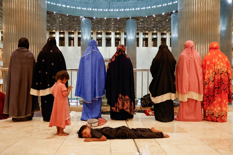 Hàng triệu tín đồ Hồi giáo bước vào tháng Ramadan, chia sẻ nỗi đau với người Gaza- Ảnh 3. Một tín đồ