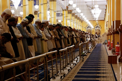 Hàng triệu tín đồ Hồi giáo bước vào tháng Ramadan, chia sẻ nỗi đau với người Gaza- Ảnh 5. Các tín đồ Hồi giáo đang cầu nguyện trong giờ kinh Tarawih tại một thánh đường Hồi giáo ở thành phố Karachi (Pakistan) tối 11-3 - Ảnh: REUTERS