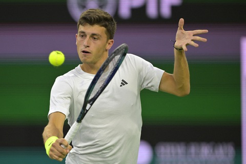 Djokovic gây sốc khi để thua tay vợt hạng 123 thế giới- Ảnh 3. Luca Nardi thi đấu ấn tượng trước Djokovic - Ảnh: REUTERS