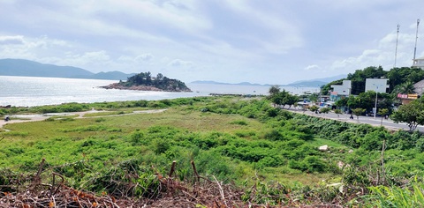 Đã quy hoạch Bảo tàng Khánh Hòa tại khu sân bay Nha Trang, sao còn đề xuất nơi khác?- Ảnh 1. Khu vực danh thắng quốc gia vịnh Nha Trang tại khu vực di tích Hòn Chồng - Hòn Đỏ (đã bị san lấp làm dự án Nha Trang Sao trước đây) đang được đề xuất là địa điểm xây Bảo tàng tỉnh Khánh Hòa - Ảnh: PHAN SÔNG NGÂN