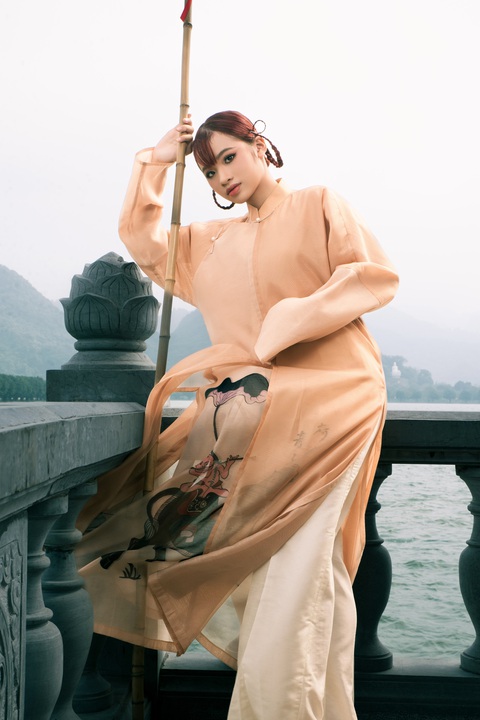 Ở thiết kế cuối cùng, Bảo Hà lựa chọn trang phục áo dài truyền thống với tone màu nâu cam, đây cũng là thiết kế đặc trưng của BST “Nét dân gian” với những họa tiết tôn vinh dòng tranh dân gian Đông Hồ. Ở thiết kế cuối cùng, Bảo Hà lựa chọn trang phục áo dài truyền thống với tone màu nâu cam, đây cũng là thiết kế đặc trưng của BST “Nét dân gian” với những họa tiết tôn vinh dòng tranh dân gian Đông Hồ.