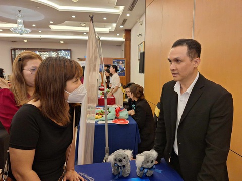 Nhà hàng Nhật, Đức, Pháp 'khát' lao động Việt, rửa chén cũng cần- Ảnh 3. Ông Thái Dũng Tâm, quản lý tuyển sinh của Học viện New Era (Úc), chia sẻ cơ hội du học nghề tại Úc - Ảnh: TRỌNG NHÂN