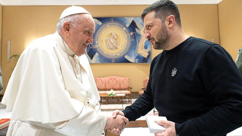 Chiến sự Ukraine: không ai chịu giương Giáo hoàng Francis (trái) và Tổng thống Ukraine Volodymyr Zelensky bắt tay trong cuộc gặp ở Vatican vào tháng 5-2023 - Ảnh: Reuters