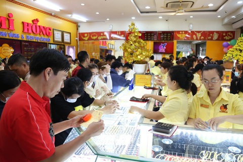 Giá vàng thế giới bất ngờ lao dốc, vàng SJC vẫn lập kỷ lục mới- Ảnh 2. Việc giá vàng thế giới lao dốc đã được dự báo - Ảnh: PHƯƠNG QUYÊN