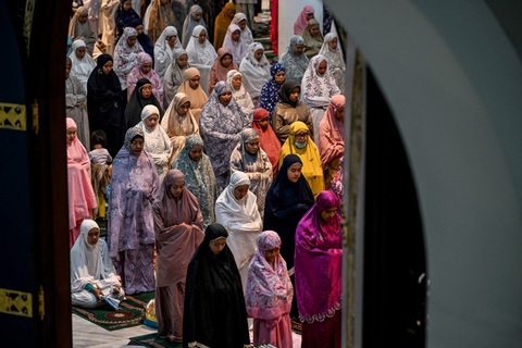 Hàng triệu tín đồ Hồi giáo bước vào tháng Ramadan, chia sẻ nỗi đau với người Gaza- Ảnh 1. Các phụ nữ Hồi giáo cầu nguyện tại thánh đường Al Akbar, thành phố Surabaya, tỉnh Đông Java, Indonesia hôm 11-3 - Ảnh: AFP