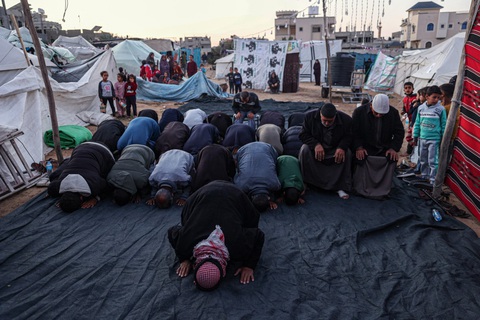 Hàng triệu tín đồ Hồi giáo bước vào tháng Ramadan, chia sẻ nỗi đau với người Gaza- Ảnh 8. Các tín đồ Hồi giáo người Palestine cầu nguyện ở một trại tị nạn tại thành phố Rafah, miền nam Dải Gaza - Ảnh: AFP
