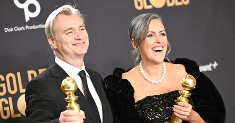 Oscar và những người đàn ông biết ơn vợ mình- Ảnh 1. Đạo diễn Christopher Nolan và người vợ Emma Thomas chụp ảnh sau khi đại thắng ở giải Oscar cho phim Oppenheimer - Ảnh: AP