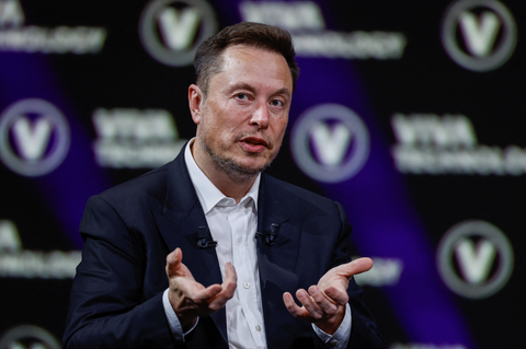 Elon Musk biến AI Grok thành nguồn mở, người dùng toàn quyền truy cập- Ảnh 1. Tỉ phú Elon Musk thông báo biến AI Grok thành nguồn mở chỉ vài ngày sau khi ông kiện OpenAI - Ảnh: REUTERS