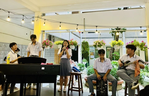 Muốn học âm nhạc, mỹ thuật thì thi lớp 10 trường nào?- Ảnh 2. Ban nhạc tại Trường THPT Hùng Vương được thành lập trong lớp âm nhạc mà học sinh đang theo học - Ảnh: MỸ DUNG