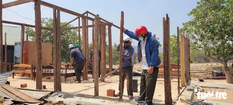 Lừa bán đất rẫy cho dân xây nhà trái phép- Ảnh 3. Lực lượng chức năng hỗ trợ tháo dỡ những căn nhà xây trái phép trên đất rừng - Ảnh: BỒNG SƠN