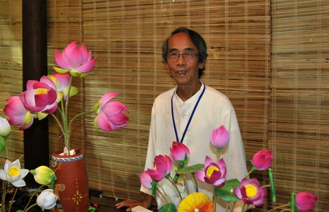 ‘Báu vật sống’ của làng hoa giấy Thanh Tiên đã hóa ‘đóa hoa vô thường’- Ảnh 1. Nghệ nhân hoa giấy Thanh Tiên Thân Văn Huy đã