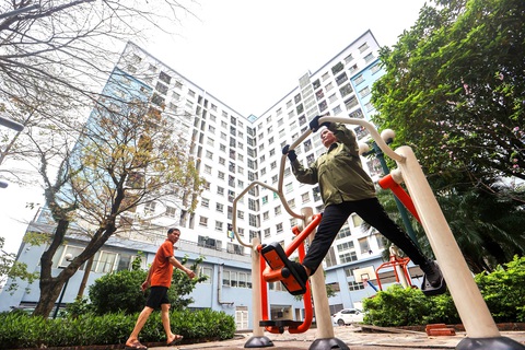 Năm 2024 TP.HCM hoàn thành 12.800 căn nhà ở xã hội?- Ảnh 1. Cư dân tập thể dục tại dự án nhà ở xã hội Ecohome 1, quận Bắc Từ Liêm, TP Hà Nội - Ảnh: NGUYỄN KHÁNH