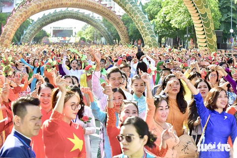 Áo dài thành di sản được không?- Ảnh 2. Hơn 5.000 người dân đồng diễn áo dài ở đường đi bộ Nguyễn Huệ (TP.HCM) - Ảnh: T.T.D.