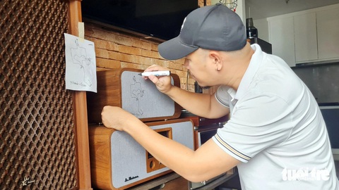 Máy hát từ rác thải điện tử của kiến trúc sư- Ảnh 2. Anh Tùng vẽ lên tấm e căng để tăng tính cá nhân hóa cho từng chiếc máy hát