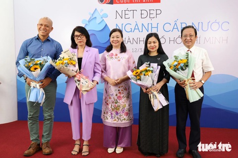 Thi ảnh kỷ niệm 150 năm ngành cấp nước Sài Gòn, lan tỏa nét đẹp ngành cấp nước- Ảnh 1. Ban tổ chức cuộc thi ảnh "Nét đẹp ngành cấp nước TP.HCM" tặng hoa cho các thành viên ban giám khảo - Ảnh: NGỌC QUÝ