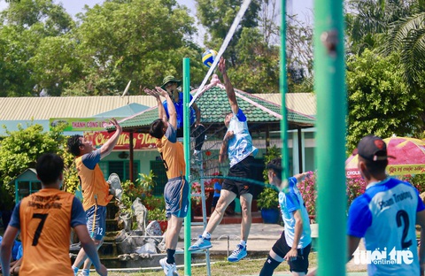Lực lượng Thanh niên xung phong TP.HCM tổ chức hội thao kỷ niệm 48 năm thành lập- Ảnh 4. Phần thi bóng chuyền cũng được tổ chức song song. Vòng loại diễn ra trong buổi sáng và chung kết diễn ra buổi chiều - Ảnh: CHÂU TUẤN