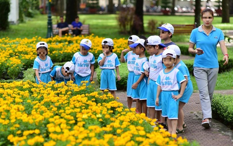Con ồn ào chạy nhảy, sao mẹ vẫn thản nhiên bàn công chuyện- Ảnh 3. Một buổi dã ngoại của học sinh - Ảnh minh họa: QUANG ĐỊNH