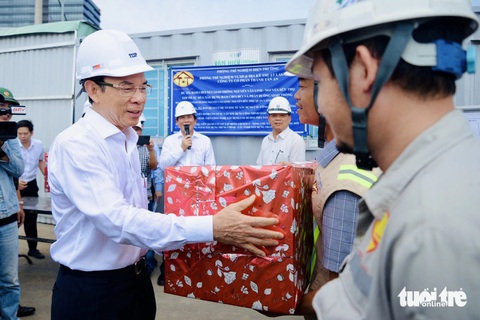 Bí thư Nguyễn Văn Nên thị sát hầm chui Nguyễn Văn Linh, cầu đường Nguyễn Khoái- Ảnh 3. Bí thư Thành ủy TP.HCM Nguyễn Văn Nên trao quà và động viên công nhân trên công trường - Ảnh: THU DUNG