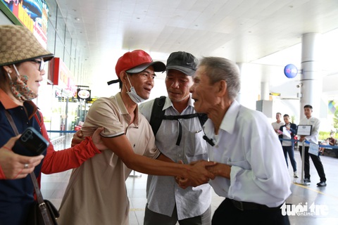 Chàng khờ 18 năm lưu lạc về với gia đình nhờ ân huệ ‘người dưng’- Ảnh 1. Ông Bót òa khóc giữa sân bay Đà Nẵng khi gặp lại con trai sau 18 năm thất lạc - Ảnh: ĐOÀN NHẠN