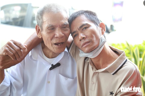 Chàng khờ 18 năm lưu lạc về với gia đình nhờ ân huệ ‘người dưng’- Ảnh 2. Chàng khờ Trần Công Chung tựa vào bờ vai người cha già - Ảnh: ĐOÀN NHẠN