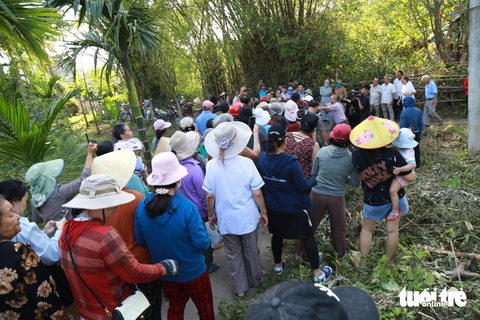 Chàng khờ 18 năm lưu lạc về với gia đình nhờ ân huệ ‘người dưng’- Ảnh 3. Bà con lối xóm đến thăm khi hay tin Chung trở về - Ảnh: ĐOÀN NHẠN