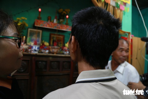 Chàng khờ 18 năm lưu lạc về với gia đình nhờ ân huệ ‘người dưng’- Ảnh 4. Chị Trần Thị Thảo, chị gái của Chung, dắt em trai đến trước bàn thờ gia tiên để thắp nén nhang trong ngày đoàn tụ - Ảnh: ĐOÀN NHẠN