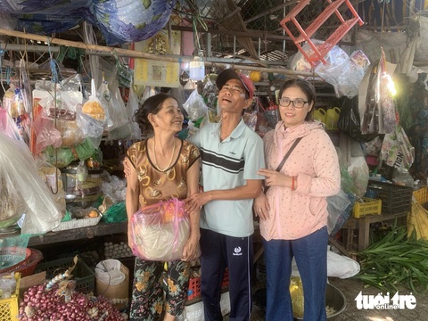 Chàng khờ 18 năm lưu lạc về với gia đình nhờ ân huệ ‘người dưng’- Ảnh 5. Anh Chung và chị ruột tặng quà cảm ơn các tiểu thương nơi xóm chợ Phường 6, Trà Vinh đã cưu mang anh, để trở về Đà Nẵng - Ảnh: Gia đình cung cấp
