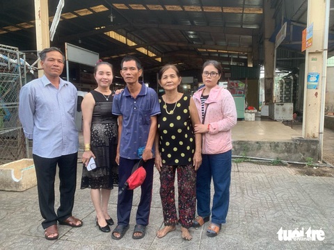 Chàng khờ 18 năm lưu lạc về với gia đình nhờ ân huệ ‘người dưng’- Ảnh 6. Sau khi bà Mười qua đời, chị Thảo (trái) và bà Hiền (thứ 2 từ phải qua) là hai người đã giúp đỡ anh Chung nhiều nhất trong những ngày anh bơ vơ ở Trà Vinh - Ảnh: Gia đình cung cấp