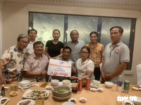 Chàng khờ 18 năm lưu lạc về với gia đình nhờ ân huệ ‘người dưng’- Ảnh 7. Biết gia đình hoàn cảnh khó khăn, hội đồng hương Đà Nẵng ở TP.HCM tặng sổ tiết kiệm cho anh Chung và lo các chi phí cho gia đình vào đón anh Chung trở về - Ảnh: Gia đình cung cấp