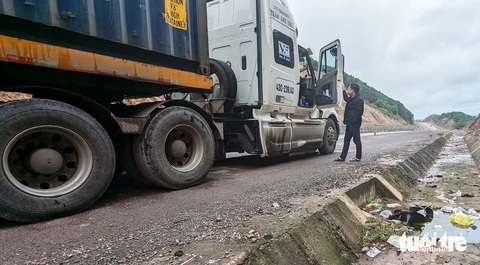 Xe hỏng ban đêm trên đường cao tốc, phải làm gì?- Ảnh 3. Theo thạc sĩ Nguyễn Xuân Trung, tài xế lái xe đường dài nên trang bị trên xe hai biển cảnh báo nguy hiểm để dùng lúc khẩn cấp - Ảnh: NHẬT LINH