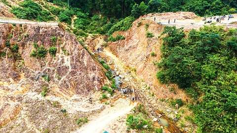 50 trai bản khiêng sản phụ đi đẻ nhưng em bé vẫn chào đời giữa rừng- Ảnh 4. Điểm sạt lở đã 4 năm nhưng không được sửa chữa, người dân phải tự làm lối mòn đi bộ tạm bợ