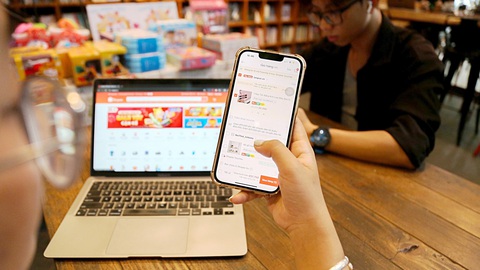 'Cháy túi', nợ nần vì săn sale quá đà- Ảnh 1. Sự tiện lợi của mua sắm trực tuyến, thiếu kỹ năng quản lý tài chính cá nhân khiến không ít bạn trẻ “cháy túi” khi vô tư chốt đơn - Ảnh: B.M.