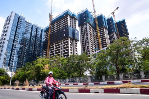 Tồn kho của 60 doanh nghiệp bất động sản: trên 14 tỉ USD, vượt cao điểm COVID-19- Ảnh 1. Nhiều người ngậm ngùi bỏ ngang cuộc tìm căn hộ để mua khi giá leo "chóng mặt" - Ảnh: QUANG ĐỊNH