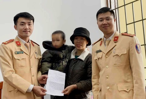 Đi lạc trong đêm, bé trai 4 tuổi may mắn được tổ cảnh sát giao thông phát hiện và hỗ trợ- Ảnh 1. Chị Huế gửi thư cảm ơn đội cảnh sát giao thông Công an huyện Bố Trạch vì giúp bé trai đi lạc tìm được bố mẹ - Ảnh: L.T.