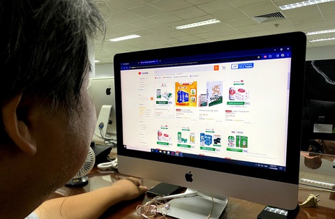 Kinh doanh rượu, bia trên sàn thương mại điện tử: Chưa kiểm soát được độ tuổi khách mua- Ảnh 1. Các trang mua bán lớn trên kênh online đều có khuyến cáo trên 18 tuổi khi mua nước có cồn - Ảnh: TỰ TRUNG