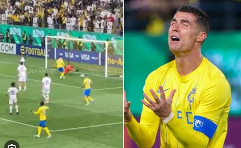 Cổ động viên khuyên Ronaldo giải nghệ sau pha sút hỏng khó tin- Ảnh 1. Phản ứng của Ronaldo sau pha bỏ lỡ khó tin nhất sự nghiệp - Ảnh: Getty