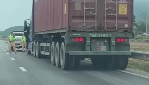 Tạm giữ hình sự tài xế xe container tông vào xe cảnh sát giao thông- Ảnh 2. Cảnh sát giao thông dừng xe container do Thành điều khiển - Ảnh: Công an tỉnh Thanh Hóa cung cấp