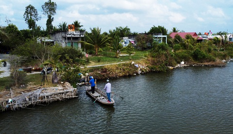 Đường đã có tên từ lâu nhưng dân mãi chưa có đường đi- Ảnh 1. Đa phần người dân dùng phương tiện xuồng chèo để vận chuyển người bệnh, đi mua bán hoặc chở học sinh đi học - Ảnh: THANH HUYỀN