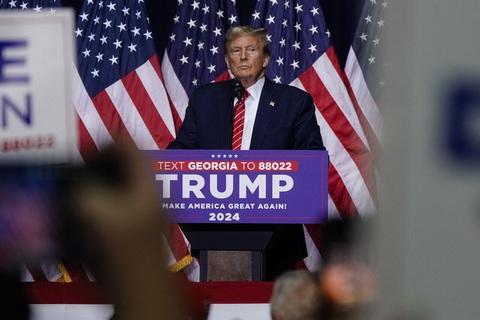Ông Trump dọa áp thuế 60% lên hàng Trung Quốc, loạt doanh nghiệp chuẩn bị ứng phó- Ảnh 1. Hiện tại ông Trump gần như chắc chắn trở thành ứng cử viên đại diện Đảng Cộng hòa ra tranh cử tổng thống, sau khi đối thủ cuối cùng của ông trong đảng - cựu đại sứ Mỹ tại Liên Hiệp Quốc Nikki Haley - bỏ cuộc. Ông Trump đã giành thắng lợi áp đảo trong các cuộc bầu cử sơ bộ - Ảnh: AFP