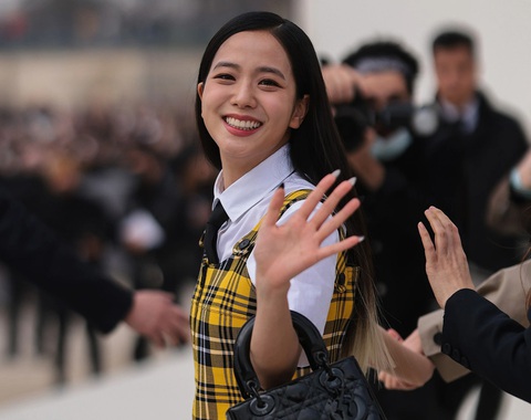 Jisoo của BlackPink quyên góp cho dự án cải tạo rừng ngập mặn ở Cà Mau- Ảnh 4. Jisoo đẩy mạnh hoạt động cá nhân sau khi tách khỏi YG - Ảnh: Vogue
