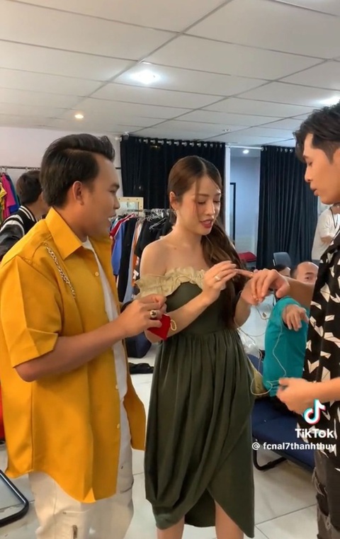 Puka và Gin Tuấn Kiệt vẫn nhận quà cưới sau hơn 2 tháng kết hôn- Ảnh 2. Puka hào hứng nhận quà từ đàn em và đeo lên ngón tay út cho chồng