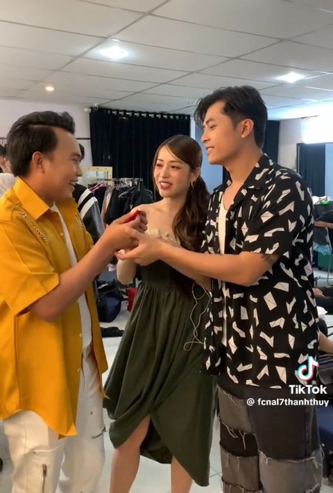 Puka và Gin Tuấn Kiệt vẫn nhận quà cưới sau hơn 2 tháng kết hôn- Ảnh 3. Quà cưới giá trị cao của Hồ Phi Nal khiến dân tình choáng vì độ hào phóng của anh chàng.