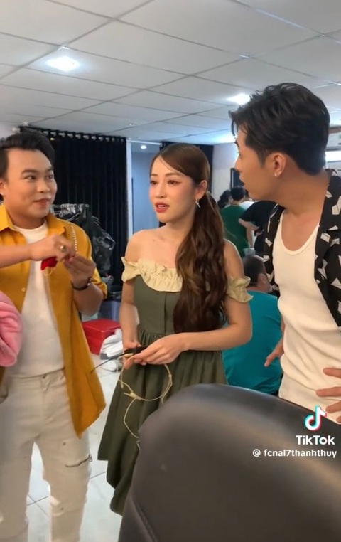 Puka và Gin Tuấn Kiệt vẫn nhận quà cưới sau hơn 2 tháng kết hôn- Ảnh 1. Hậu đám cưới hơn 2 tháng, Hồ Phi Nal tặng quà cưới cho Puka và Gin Tuấn Kiệt