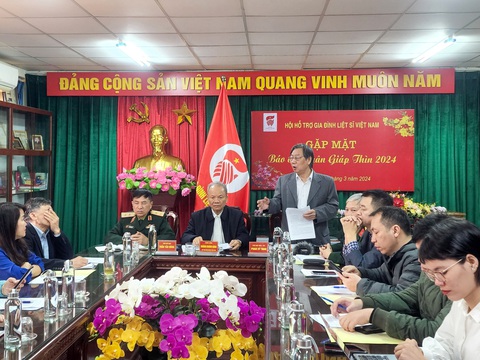 Lãnh đạo Hội Hỗ trợ gia đình liệt sĩ Việt Nam thông tin về việc miễn phí vận chuyển hài cốt liệt sĩ - Ảnh: THU HƯƠNG Lãnh đạo Hội Hỗ trợ gia đình liệt sĩ Việt Nam thông tin về việc miễn phí vận chuyển hài cốt liệt sĩ - Ảnh: THU HƯƠNG